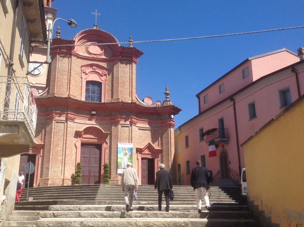 Trois représentants colombanais arrivent à l'église de Pianello